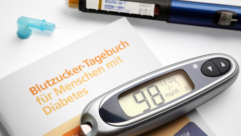 Blutzuckermessung und Buch zu Diabetes