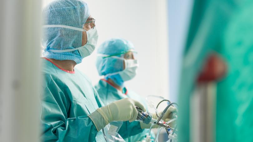 Orthopädischer Chirurg operiert an einem Patienten