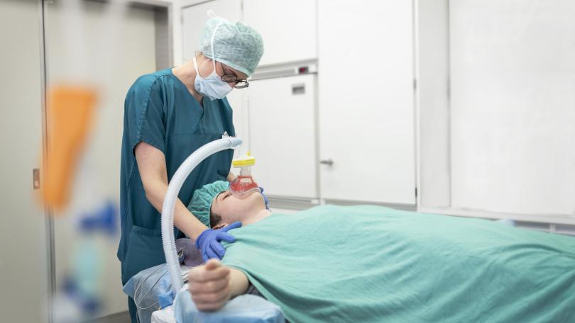 Anästhesist gibt Patienten eine Anästhesie