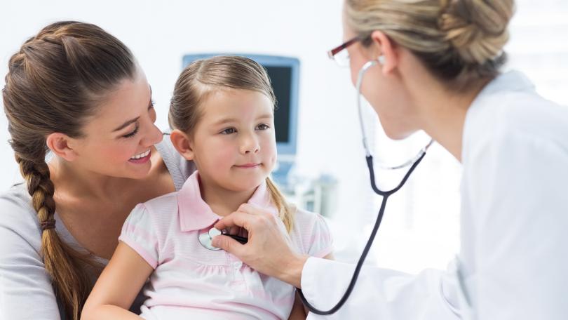 Ärztin untersucht Mädchen im Beisein der Mutter