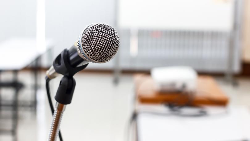 Mikrofon in einem Konferenzraum
