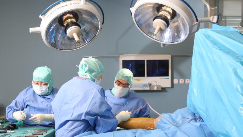 Chirurgen im OP während einer Operation. Unfallchirurgie. Orthopädie