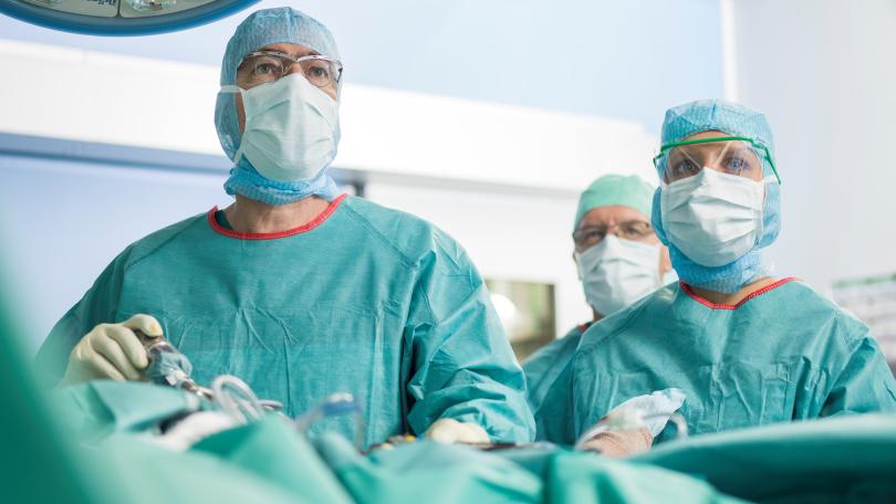 Ein Chirurg und eine Chirurgin während einer Operation.