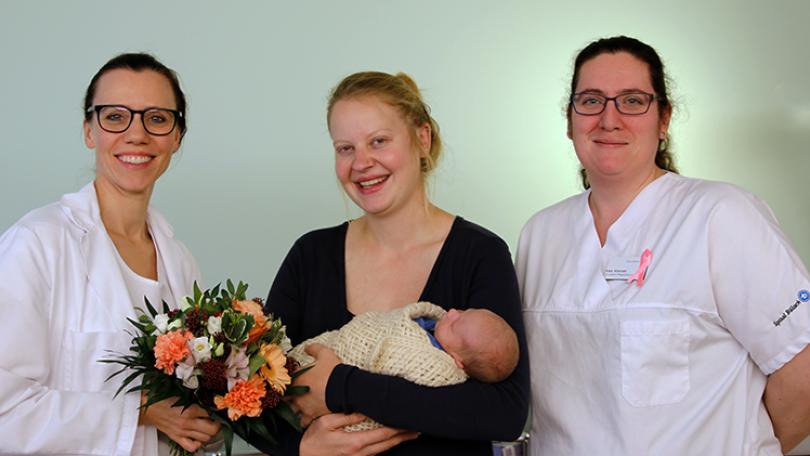 Ärztin, Mutter mit Baby und Pflegefachperson