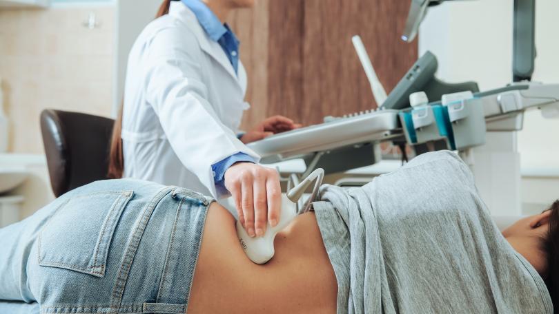 Ärztin macht Ultraschalluntersuchung bei linker Niere.
