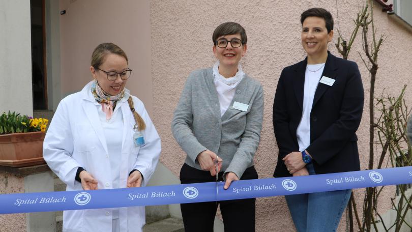 Patrizia Frey durchschneidet ein blaues Band und eröffnet damit das Geburtshaus Spital Bülach