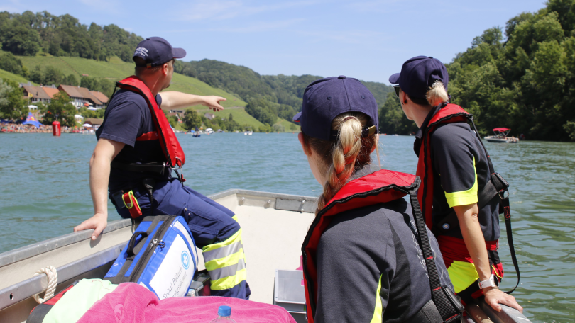 Drei Rettungssanitäterinnen auf einem Boot auf dem Rhein
